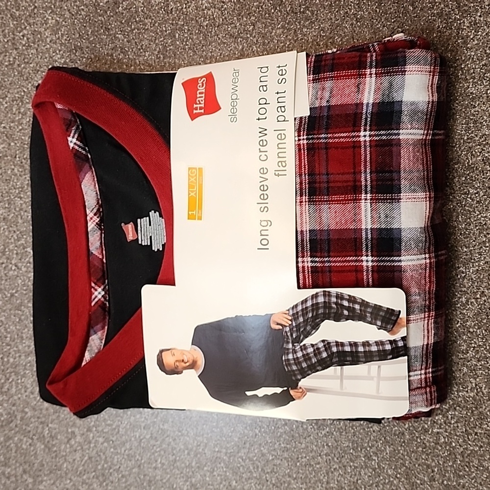 Hanes Men's 2 piece sleepwear set.